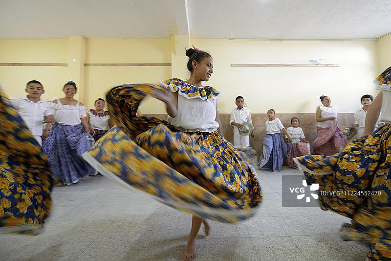 女孩舞蹈，飞裙，舞蹈团，民间舞蹈，传统舞蹈，巴里奥圣马丁，波哥大，哥伦比亚，南美图片素材