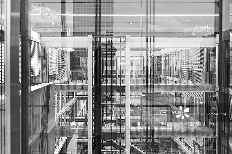 现代办公大楼的窗户反射图片素材