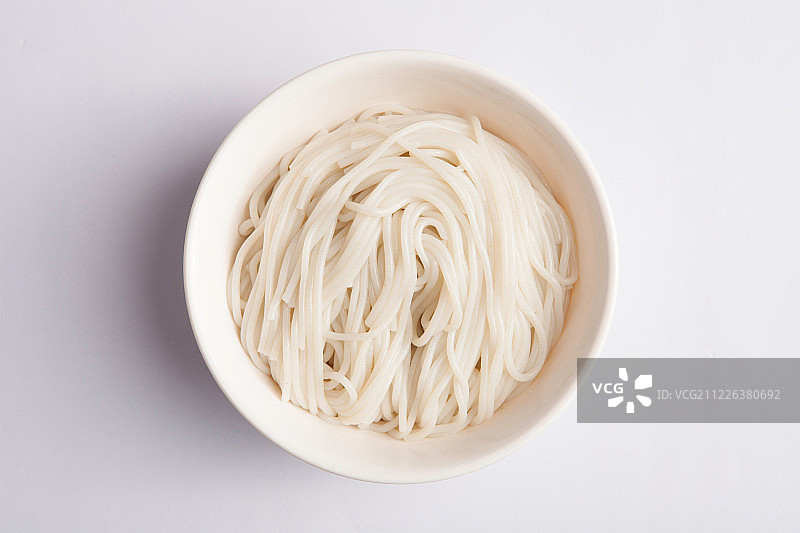 白色背景白色碗里白色的米线图片素材