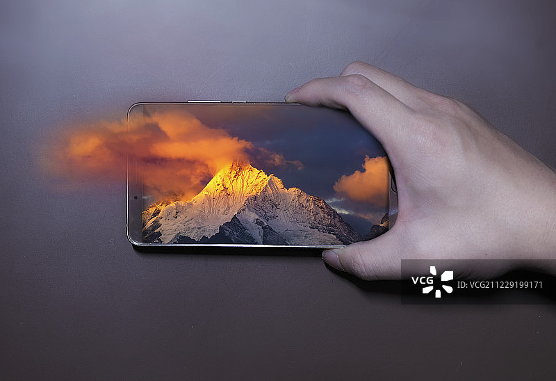 手机画面中的雪山透视效果图片素材