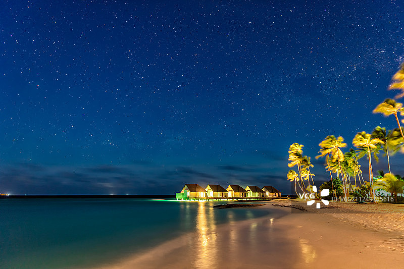 星空下的马尔代夫海岛度假村户外夜景图片素材