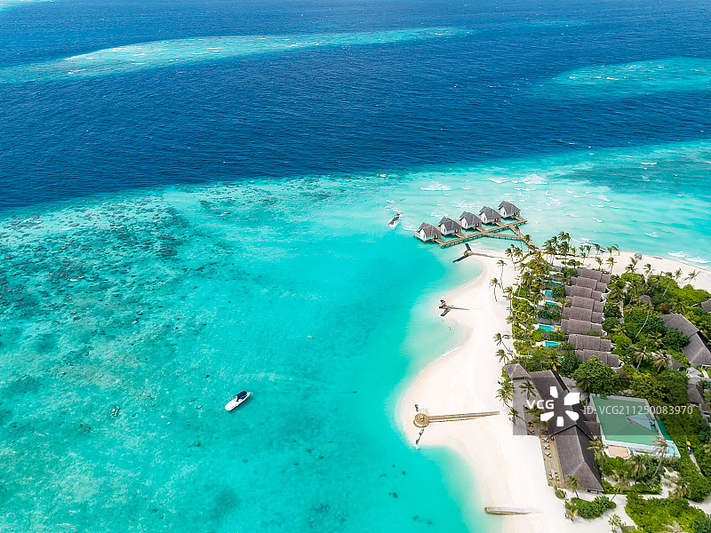 印度洋马尔代夫岛礁度假村航拍正上方视角图片素材