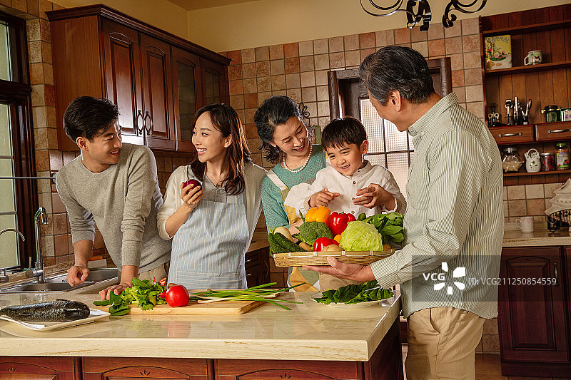 快乐家庭在厨房里做饭图片素材