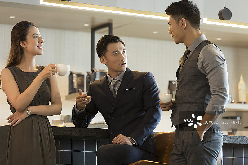 三个青年商务男女在咖啡馆喝咖啡闲谈休闲图片素材