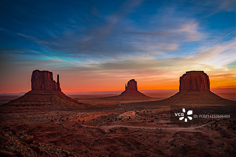 美国亚利桑那州沙漠的岩层景观图片素材