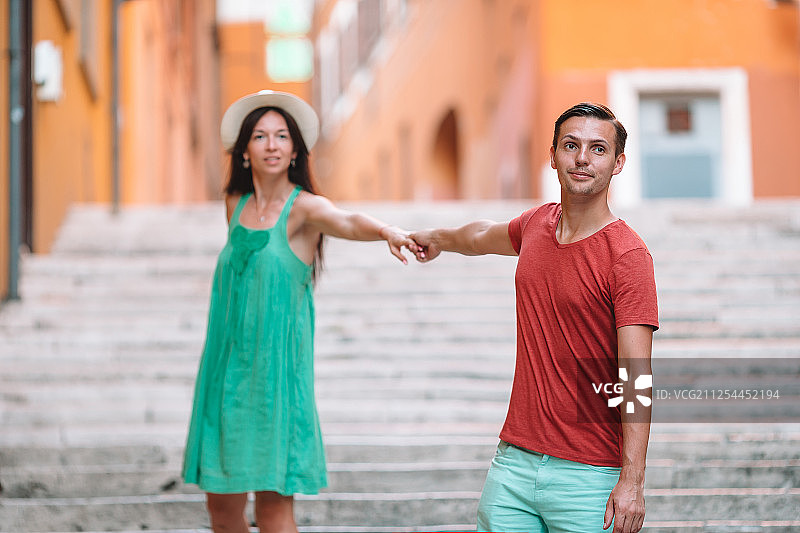 快乐的旅游夫妇，男人和女人在欧洲度假微笑幸福的高加索夫妇图片素材