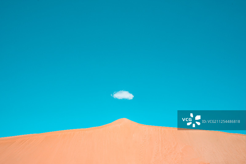 甘肃酒泉阿克塞沙漠中的一朵云图片素材