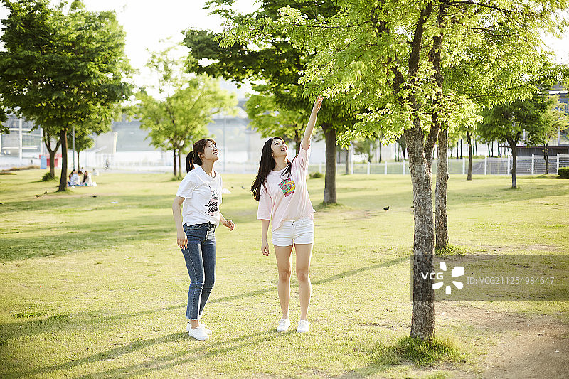 两个十几岁的女孩在公园里玩的照片图片素材