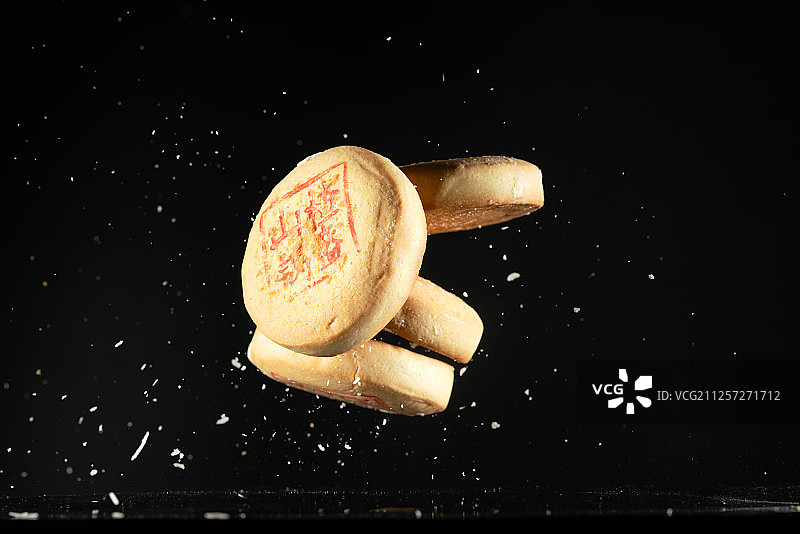 中国传统糕点山楂锅盔黑色背景跳动棚拍广告素材图片素材