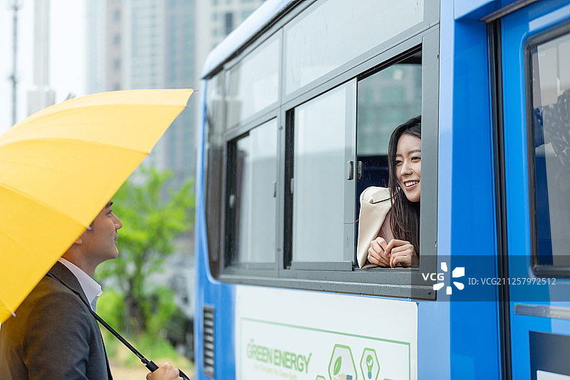 公交车，雨伞，雨，雨季图片素材