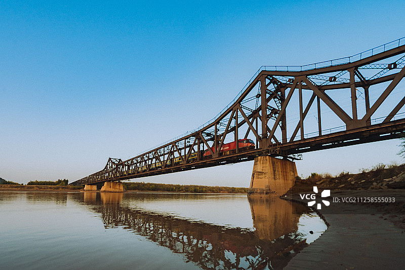 山东省济南市泺口黄河铁路桥与黄河水边图片素材