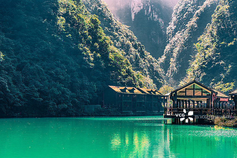 重庆南川神龙峡景区的青山绿水和木屋图片素材