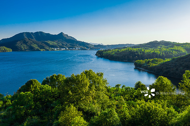 徽州绿色的森林与蓝色的湖泊图片素材