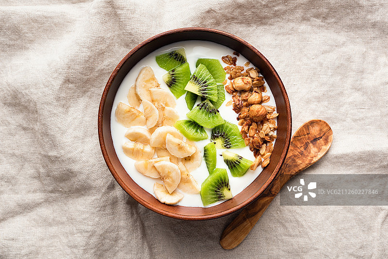 酸奶碗，热带水果和燕麦格兰诺拉麦片图片素材