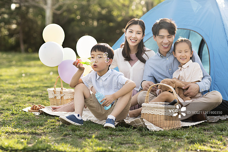 年轻家庭在户外野餐游玩图片素材