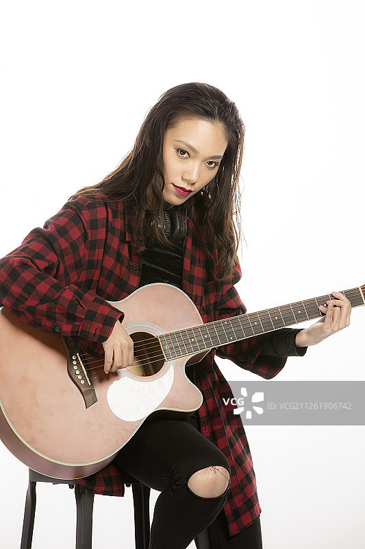 弹琴的年轻女歌手图片素材