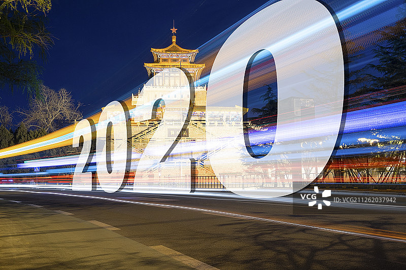 济南解放阁夜景与车流和2020字样图片素材