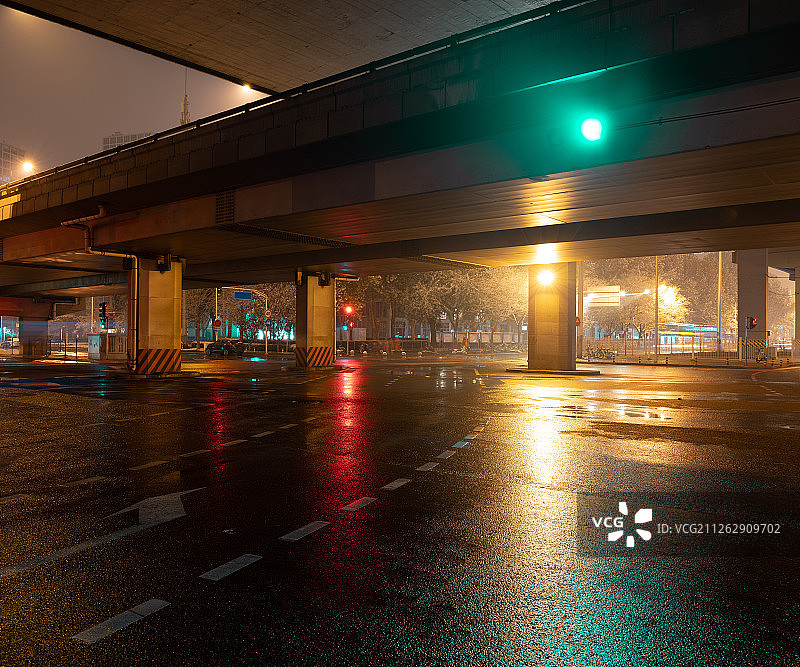 雨天夜晚的立交桥道路图片素材