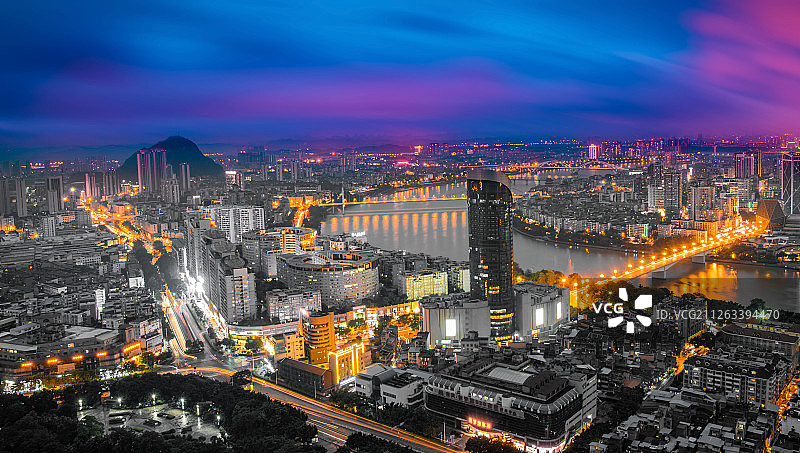 柳州市夜景，流光溢彩的桥和霓虹灯图片素材