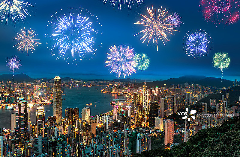 元旦过年春节新年贺岁彩色烟花香港维多利港夜景城市天际线建筑图片素材