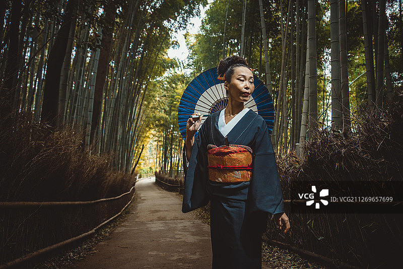 竹林中的日本老年妇女图片素材