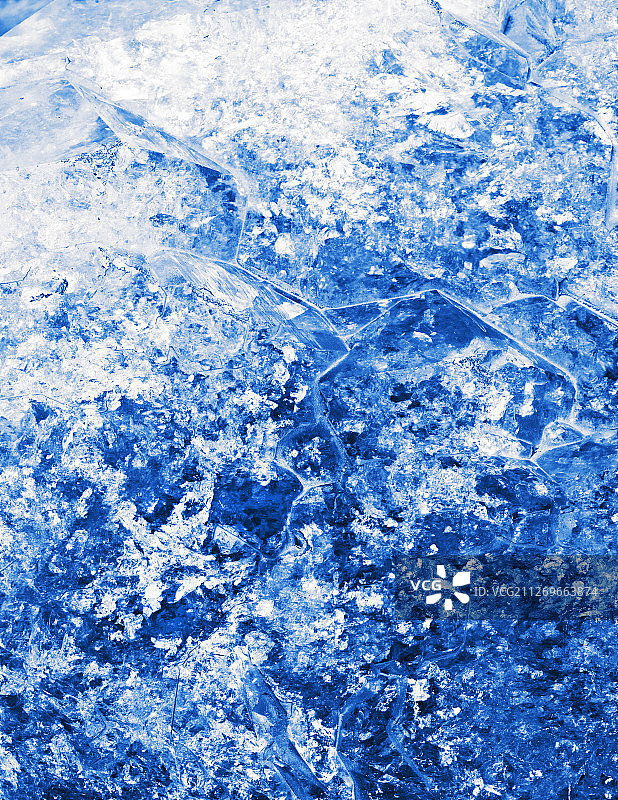 蓝色结晶，冰冷的池塘图片素材