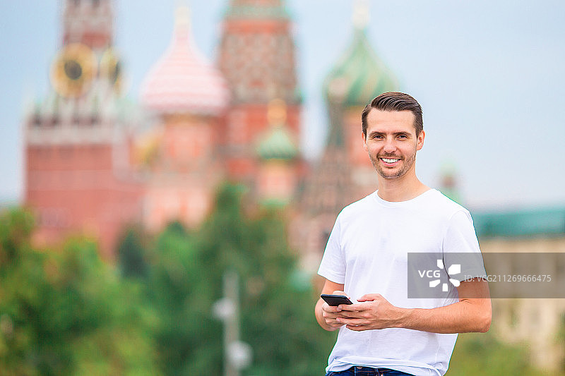 莫斯科红场，一名中年男子正在使用智能手机图片素材