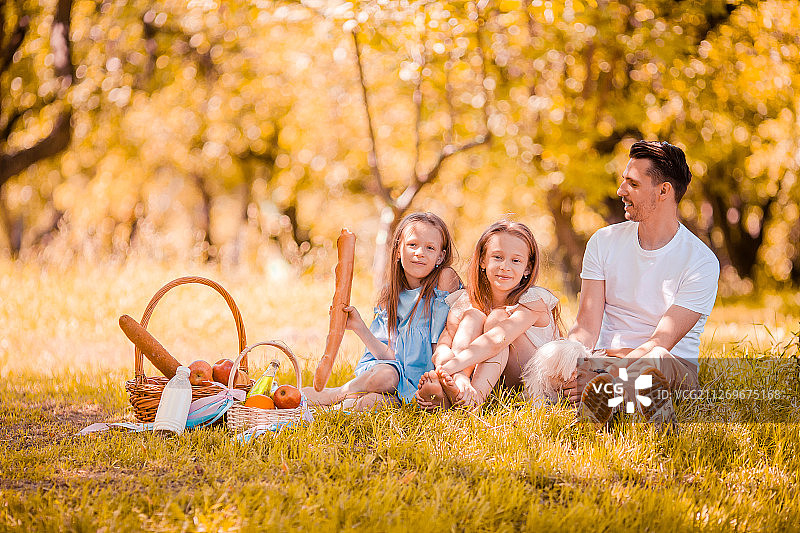 父亲和两个女儿在野餐图片素材