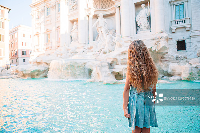 女孩看着许愿池，罗马，意大利图片素材