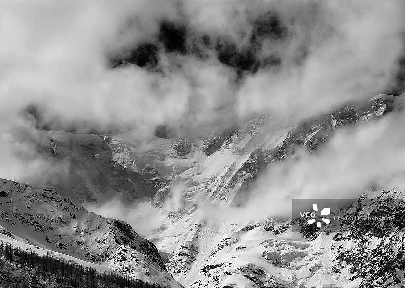 风雪交加的阿尔卑斯山上的罗莎山图片素材