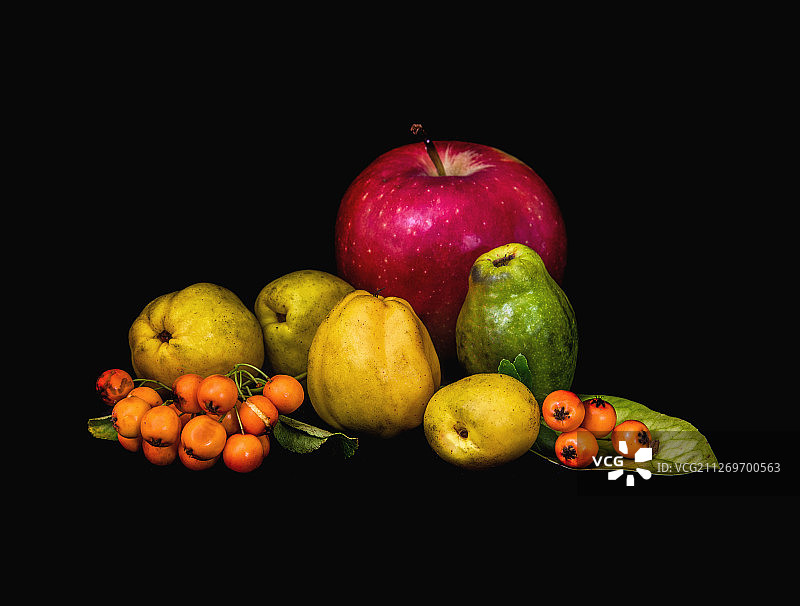 收集彩色水果在黑色的背景图片素材