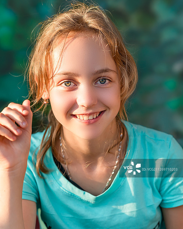 绿色眼睛少女的肖像图片素材