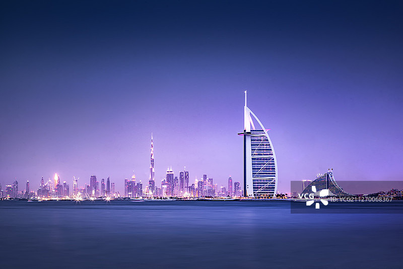 阿联酋迪拜帆船酒店与迪拜塔全景图片素材