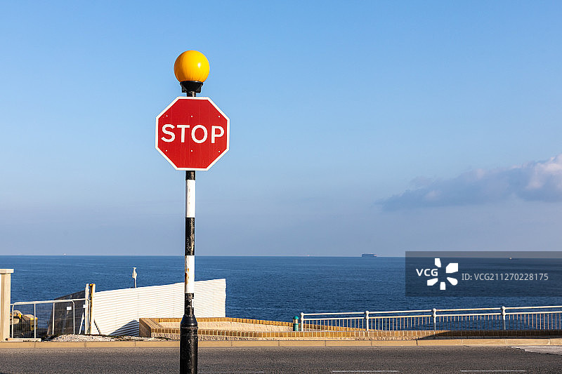 晴朗海边停车路牌标志图片素材