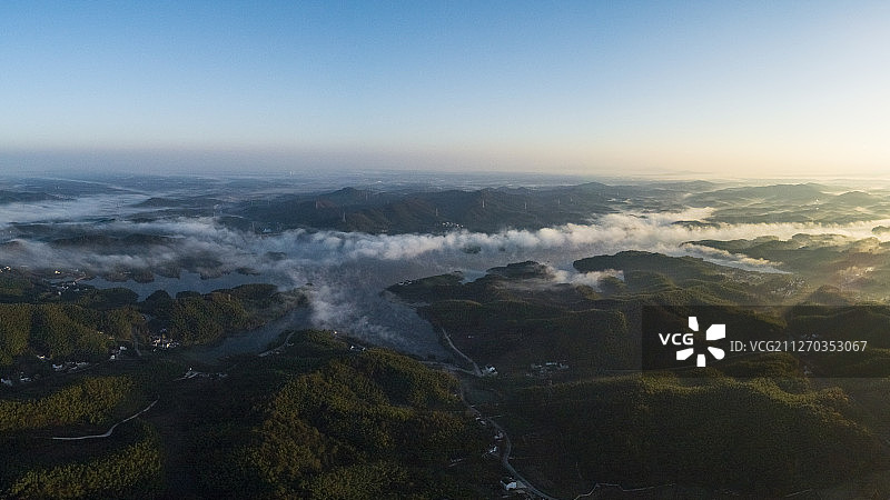 安徽省宣城市观天下风景区天子湖晨雾图片素材