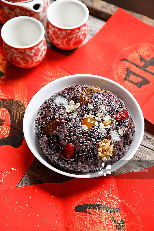 一碗放在木桌上的中国传统美食血糯米八宝饭图片素材