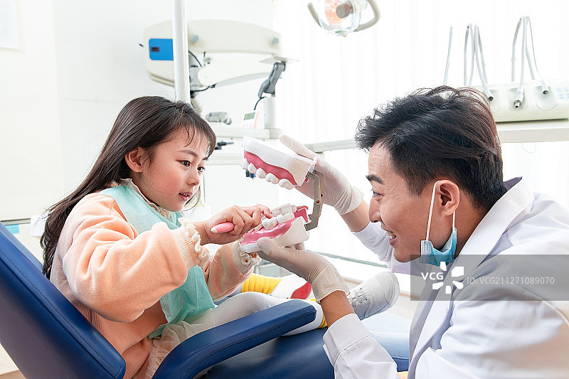 可爱的小女孩和牙科医生图片素材