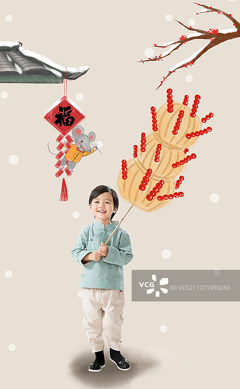 小男孩举着冰糖葫芦图片素材