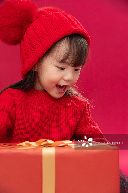 可爱的小女孩拿着新年礼物上图片素材