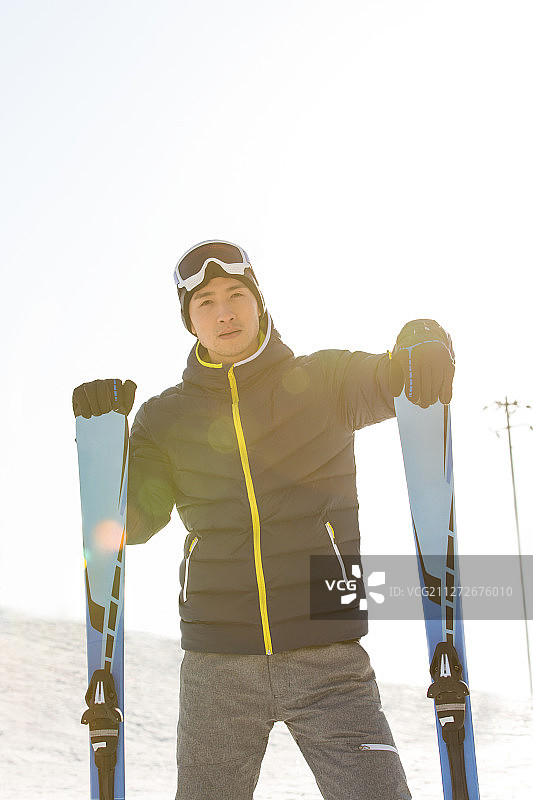 青年男子滑雪运动在户外滑雪场图片素材