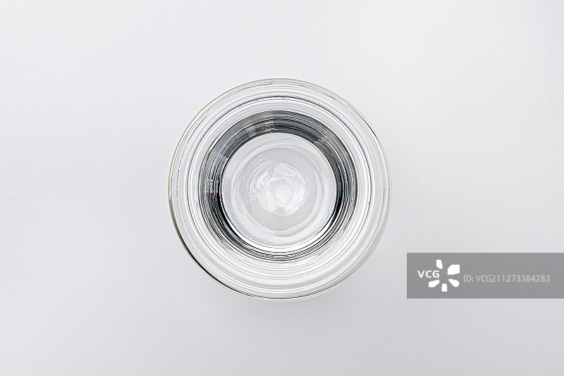 白色透明玻璃杯创意商务背景图片素材