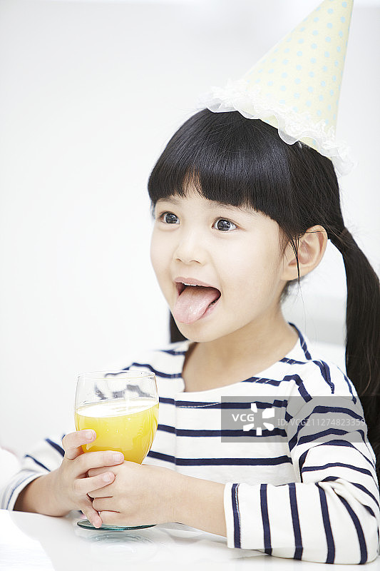 生日女孩喝橙汁的照片图片素材