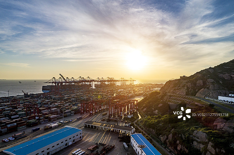 上海洋山深水港日落时分的鸟瞰图图片素材