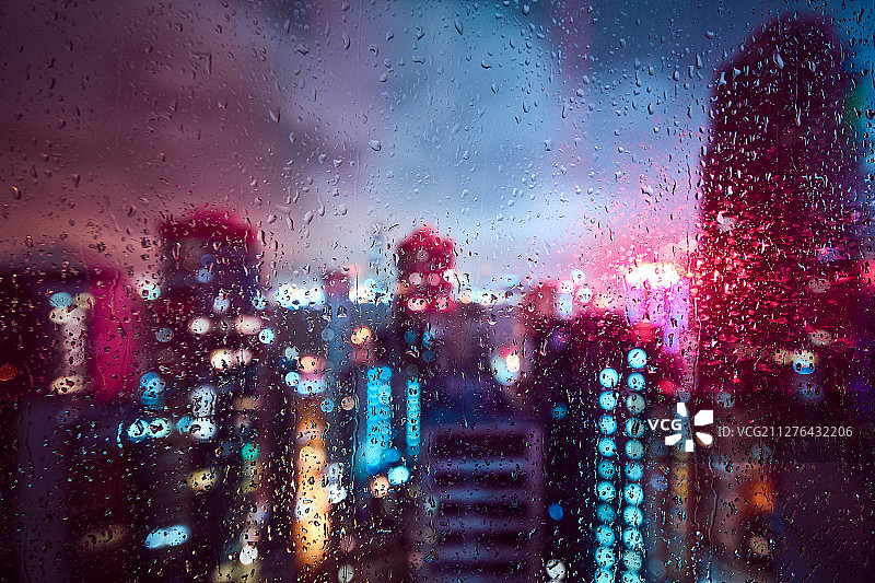雨天窗外城市夜景图片素材