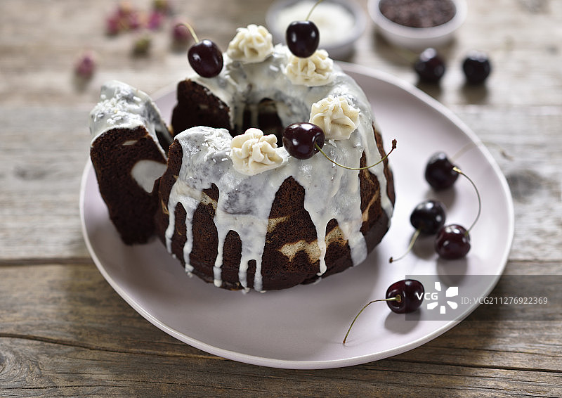 素食巧克力-椰子- guglhupf配烤椰子和芝士蛋糕层图片素材