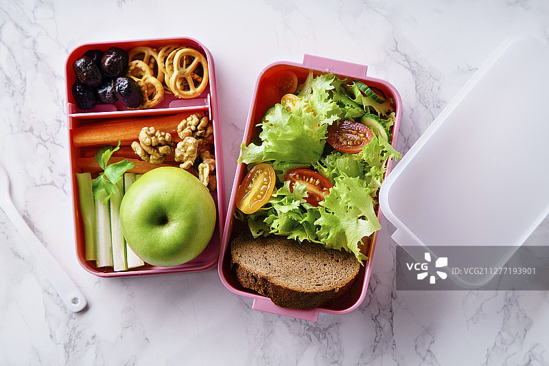 有沙拉和健康食品的午餐盒用于工作和学校图片素材