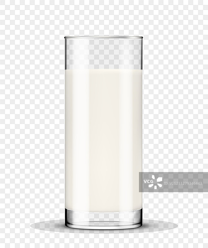 鲜奶在玻璃上隔离透明图片素材