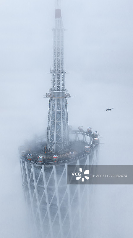 无人机与广州塔摩天轮在云中的相遇图片素材