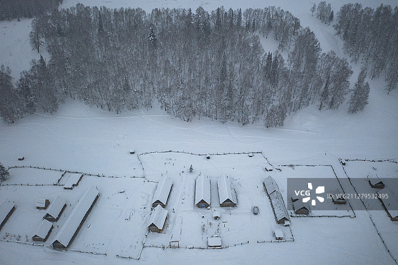 冬季航拍新疆禾木村的雪景图片素材