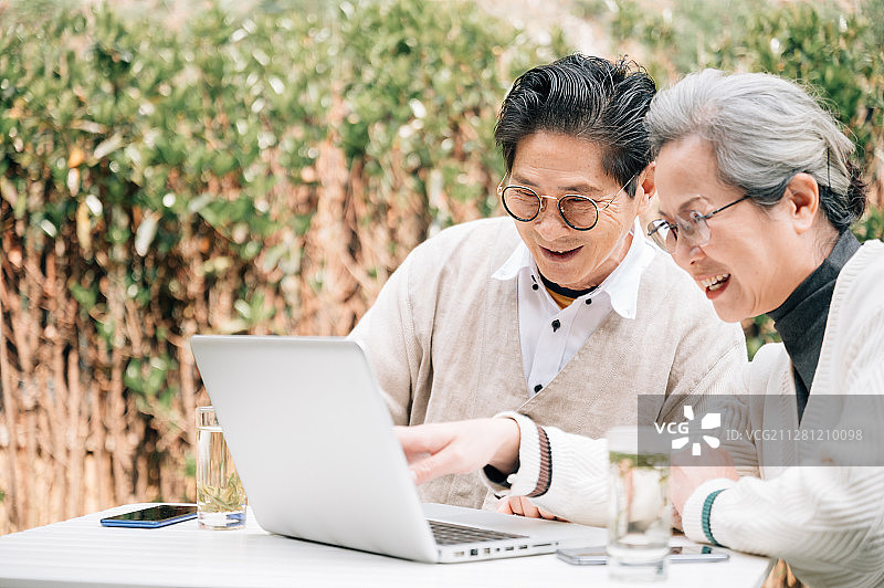 亚洲老年夫妇使用笔记本电脑图片素材
